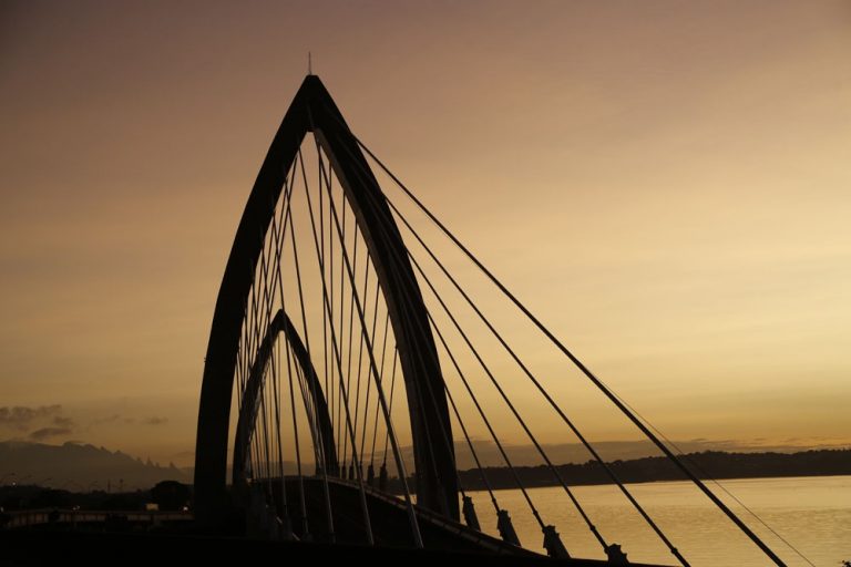 A maior parte das obras será concluída, mas a prometida despoluição da Baía de Guanabara continuará sendo um sonho