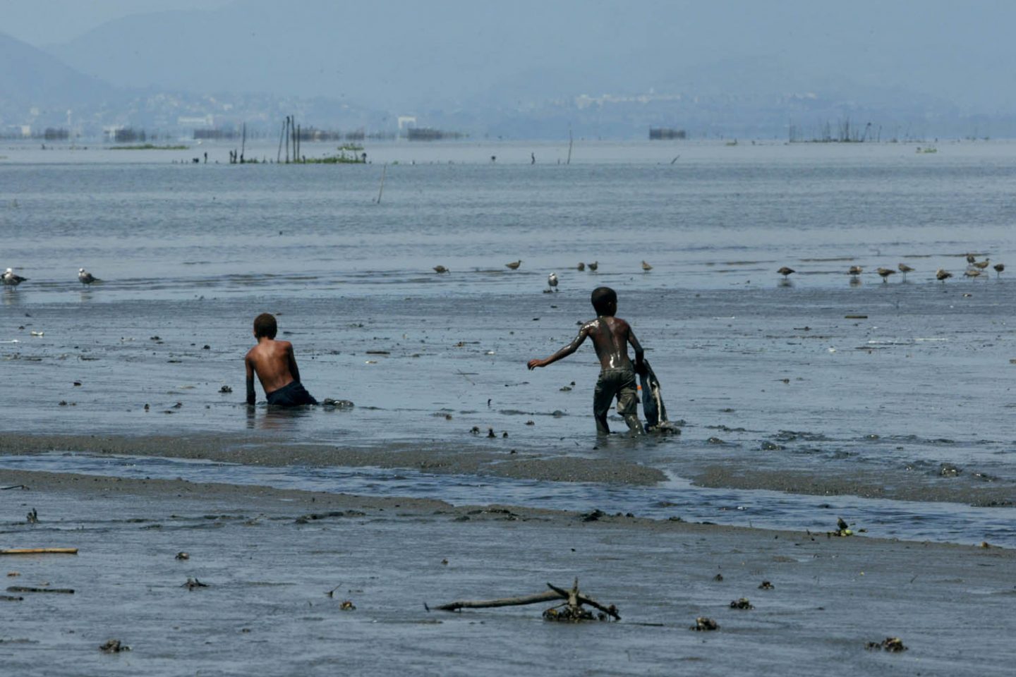 Na praia de Ipiranga, em Magé, no Rio de Janeiro, um dos muitos exemplos de não podemos mais perder tempo com debates sem fundamento. É hora de agir. Foto de Custódio Coimbra