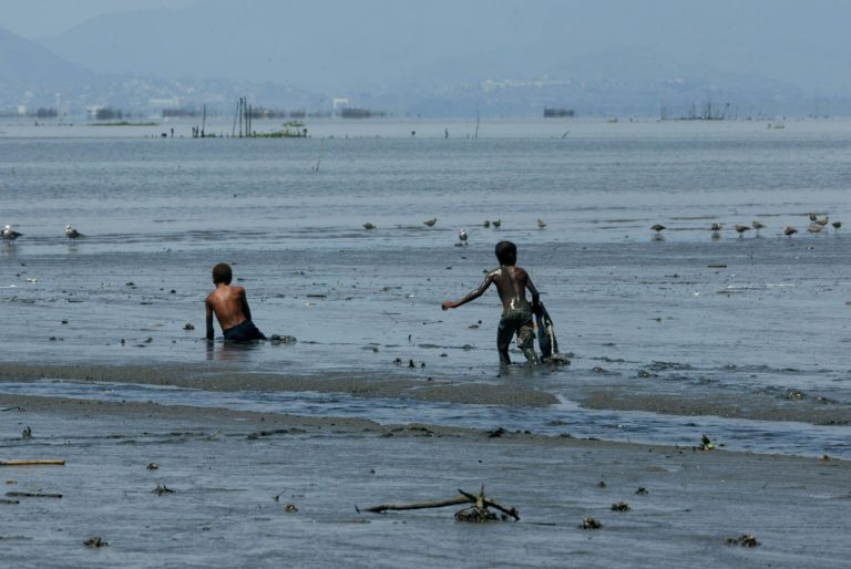 Na praia de Ipiranga, em Magé, no Rio de Janeiro, um dos muitos exemplos de não podemos mais perder tempo com debates sem fundamento. É hora de agir. Foto de Custódio Coimbra