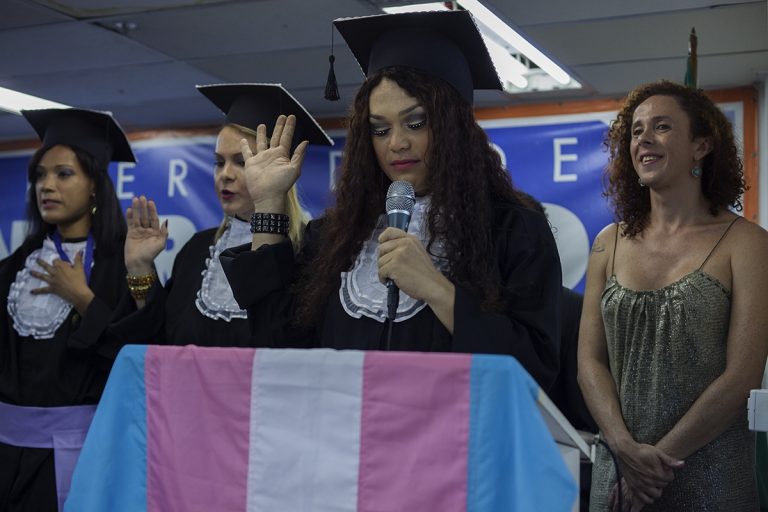 A formanda Tyfany Stacy faz o seu juramento