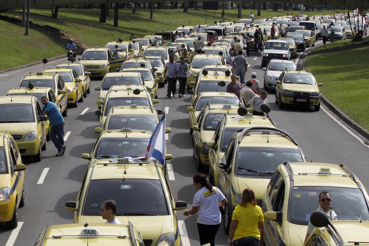 Taxistas interrompem o trânsito no Aterro do Flamengo e em vários outros pontos da cidade em protesto contra o Uber