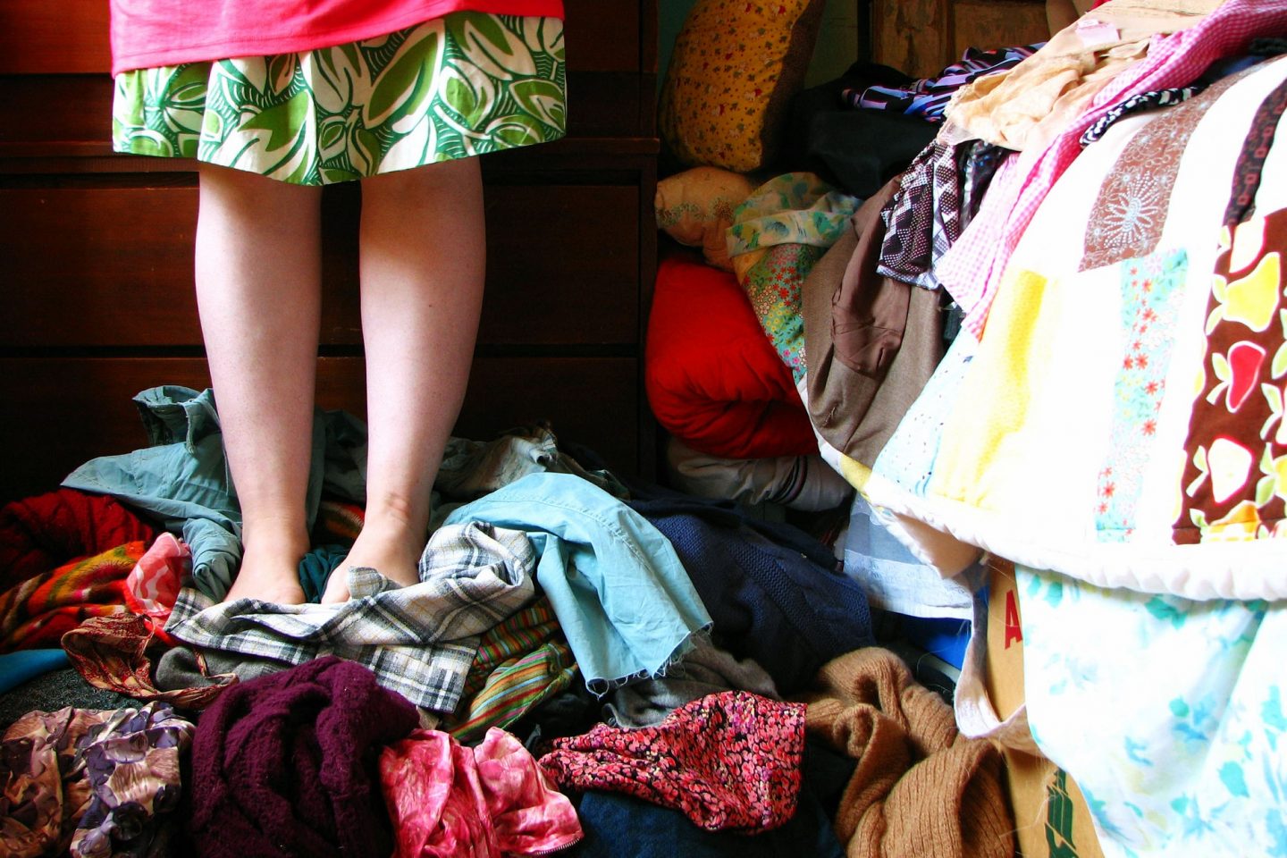 Roupas espalhadas, gavetas abarrotadas e prateleiras mal arrumadas: caminho para o desperdício