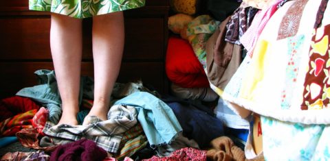 Roupas espalhadas, gavetas abarrotadas e prateleiras mal arrumadas: caminho para o desperdício