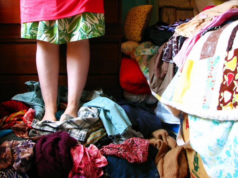 Roupas espalhadas, gavetas abarrotadas e prateleiras mal arrumadas: caminho para o desperdício