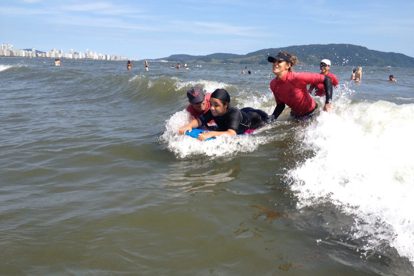 Ariadne na prancha de body com as professoras