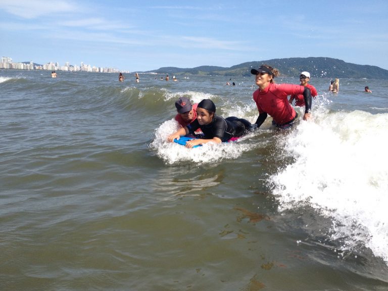 Ariadne na prancha de body com as professoras