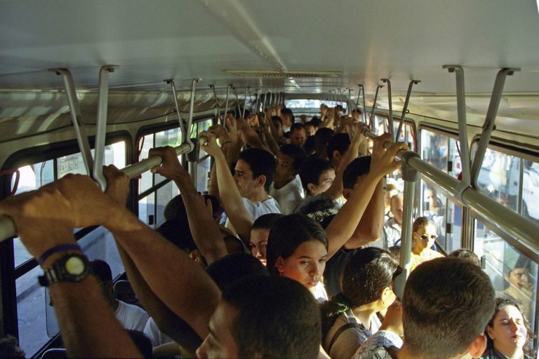 Se já é difícil manter a temperatura em veículos com ar condicionado, os que não têm equipamento adequado dificilmente poderão continuar circulando