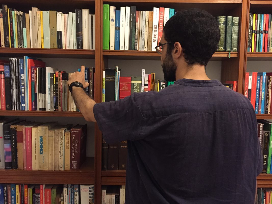 Durante a entrevista, Hicheur pega um livro de física na biblioteca de um amigo. A ciência é a sua grande paixão