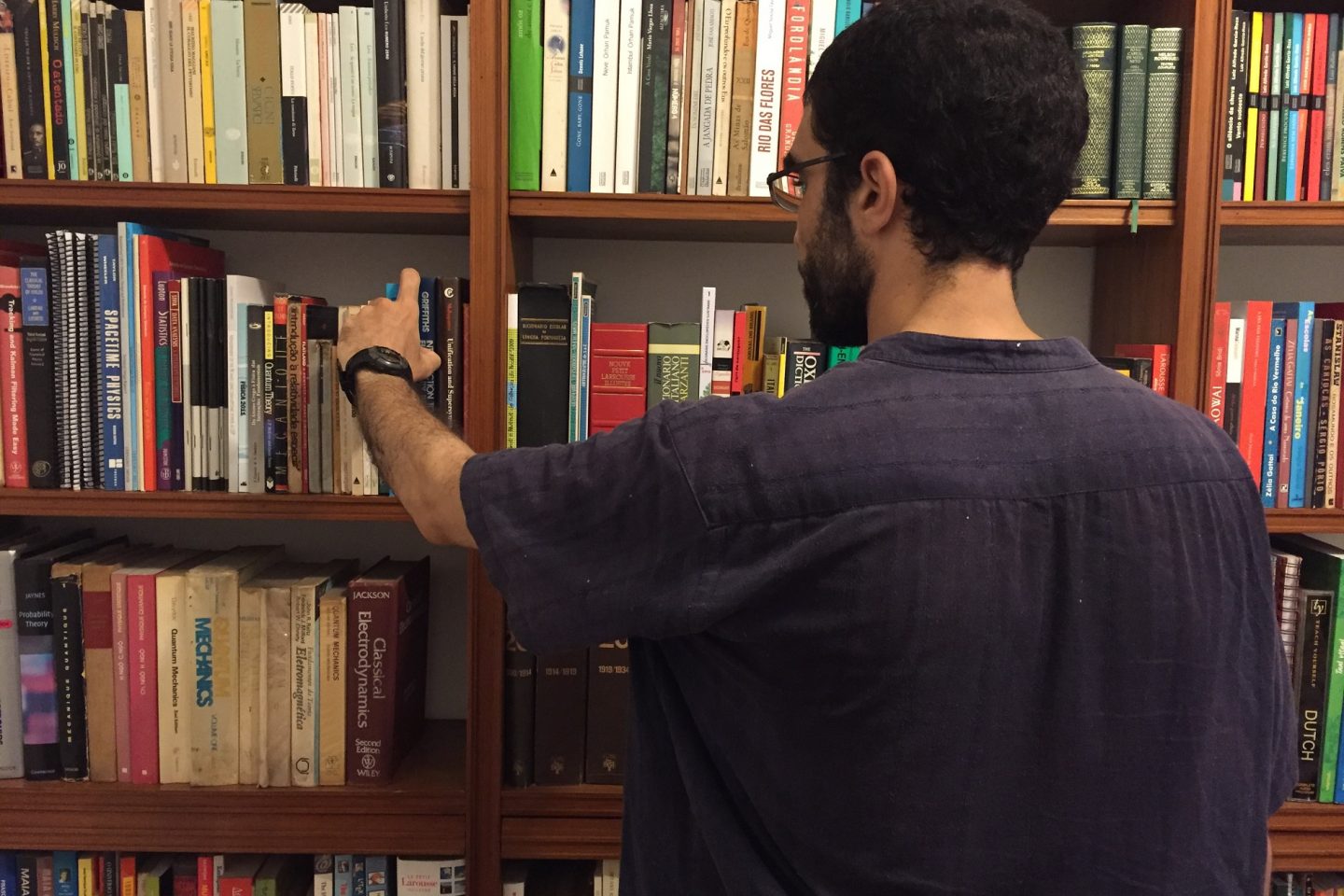 Durante a entrevista, Hicheur pega um livro de física na biblioteca de um amigo. A ciência é a sua grande paixão