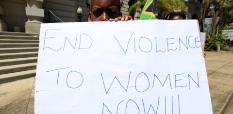 Menina seguro o cartaz durante uma manifestação em Durban, na África do Sul, contra a violência doméstica