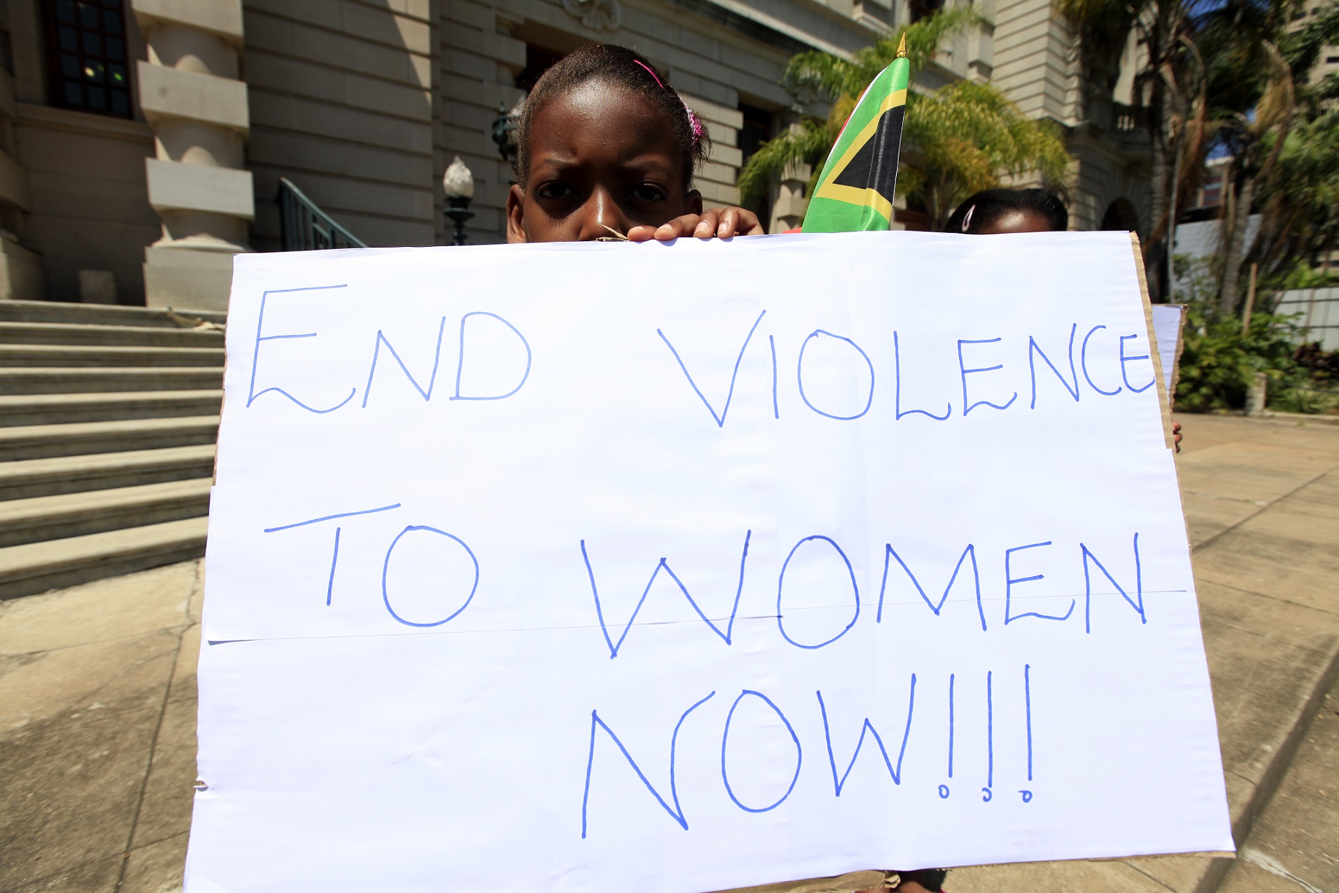 Menina seguro o cartaz durante uma manifestação em Durban, na África do Sul, contra a violência doméstica