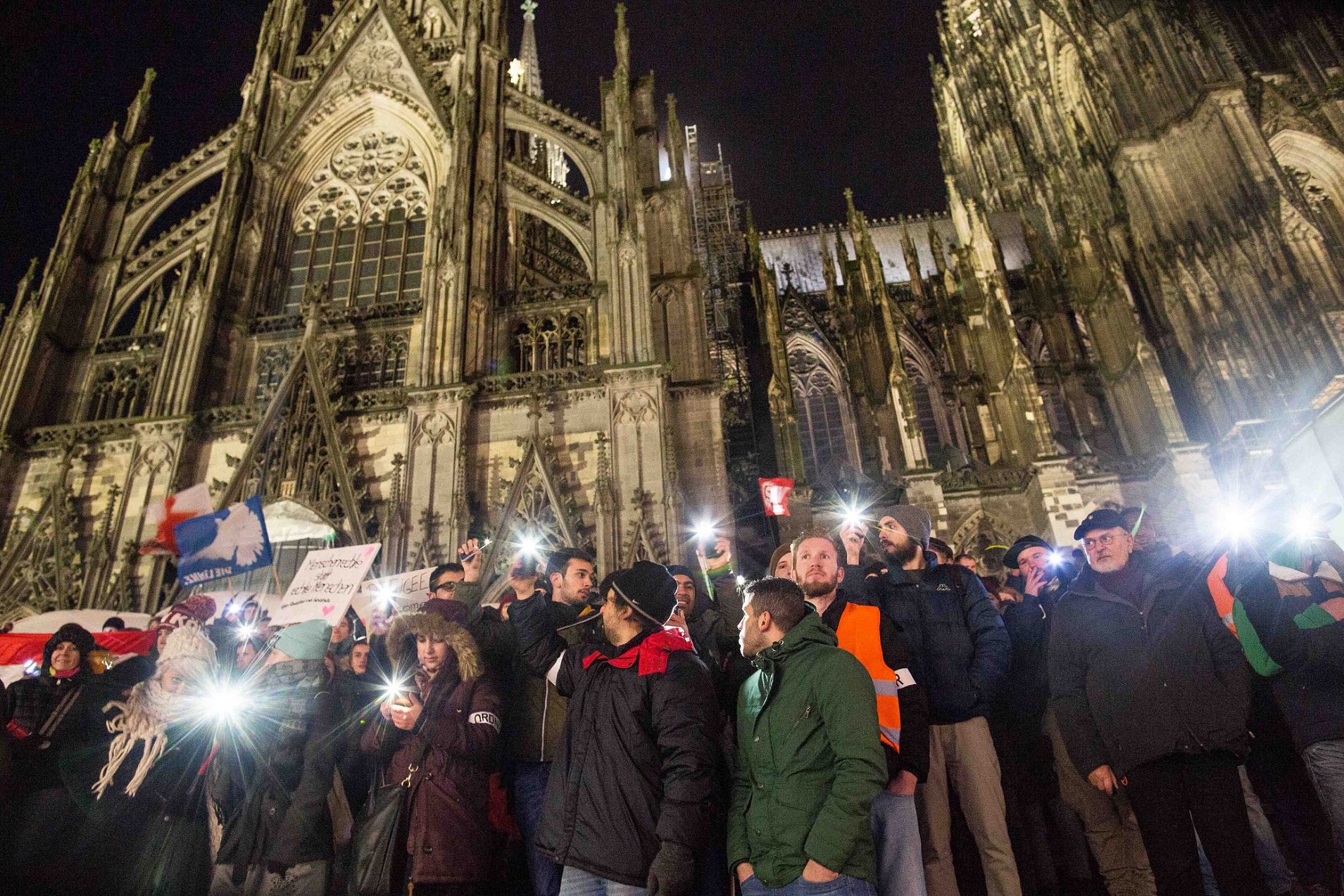 Em frente à Catedral de Colônia, na Alemanha, manifestantes protestam contra a violência sofrida pelas mulheres