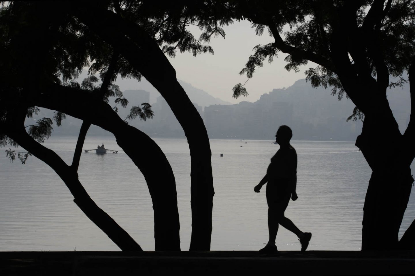 Apesar de continuar ruim, a situação da lagoa melhorou após 2006 com a construção de galerias e elevatórias pela Cedae. Foto de Custódio Coimbra