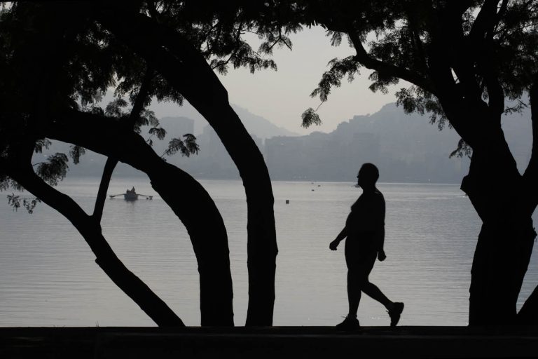 Apesar de continuar ruim, a situação da lagoa melhorou após 2006 com a construção de galerias e elevatórias pela Cedae. Foto de Custódio Coimbra