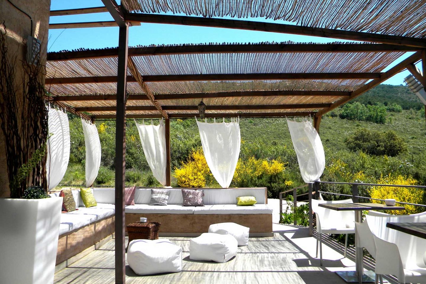 Instalada em um terreno próximo à entrada do Parque Nacional de Cabañeros, perto de Toledo, a pousada rural El Refugio de Cristal é um paraíso da sustentabilidade