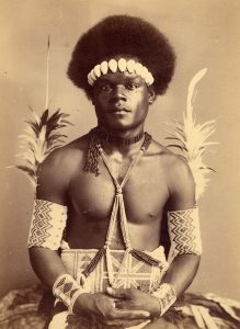 Foto do século 19 (autor desconhecido) mostra um nativo de Fiji, antiga colônia britânica. 