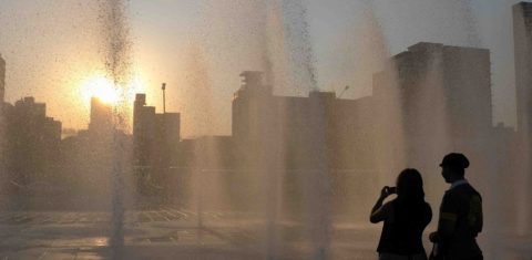 Um"local friend" mostra a paisagem no Centro do Rio para uma turista