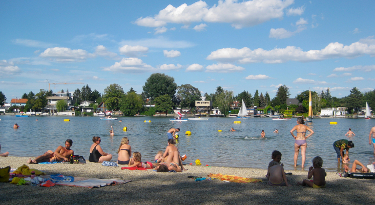 Moradores tomam banho nas margens do Danúbio, em Viena. Os rios da Áustria estão entre os mais limpos da Europa