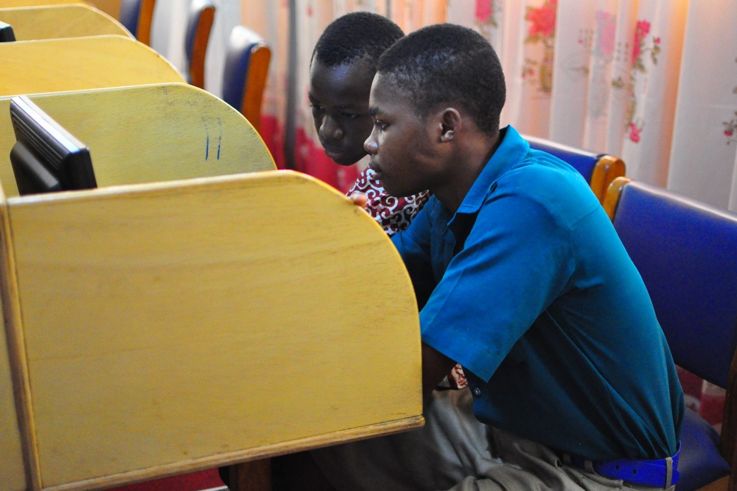 Jovens consumindo informação digital em Gana