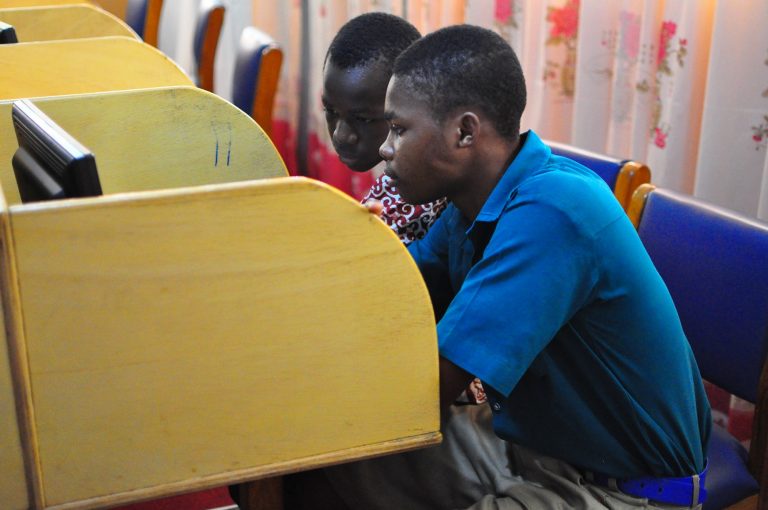 Jovens consumindo informação digital em Gana