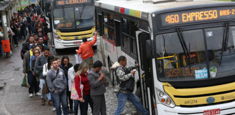 Ônibus lotados, insegurança e custos altos, rotina no Rio de Janeiro e outras grandes cidades (Foto: Custódio Coimbra)