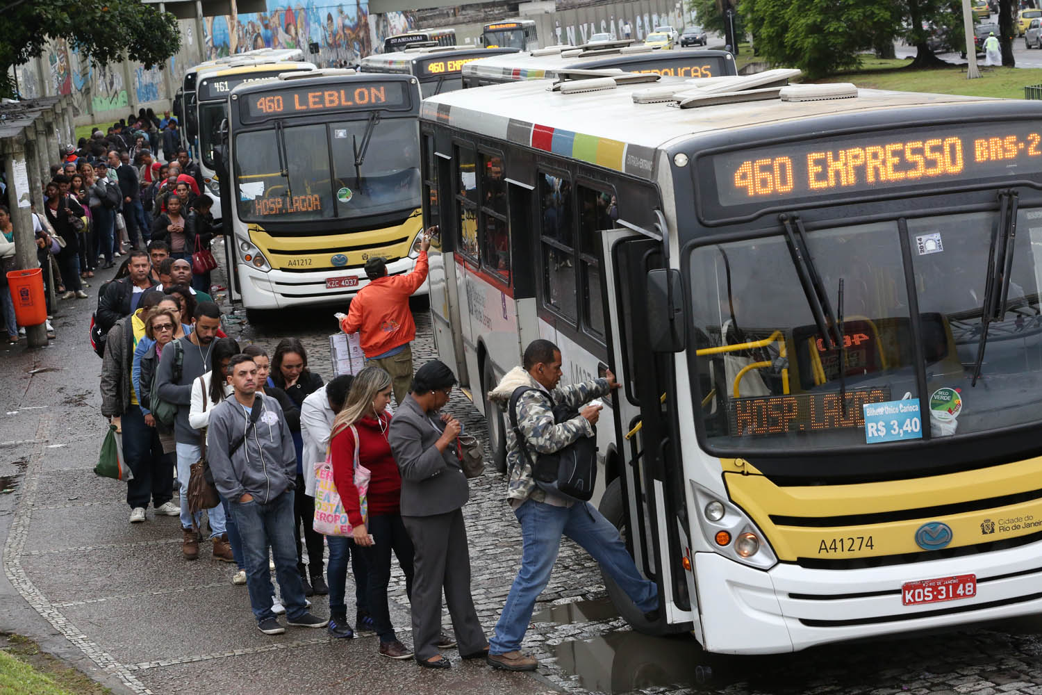 Morador do Jardim Mazza transforma linhas de ônibus em cenário de