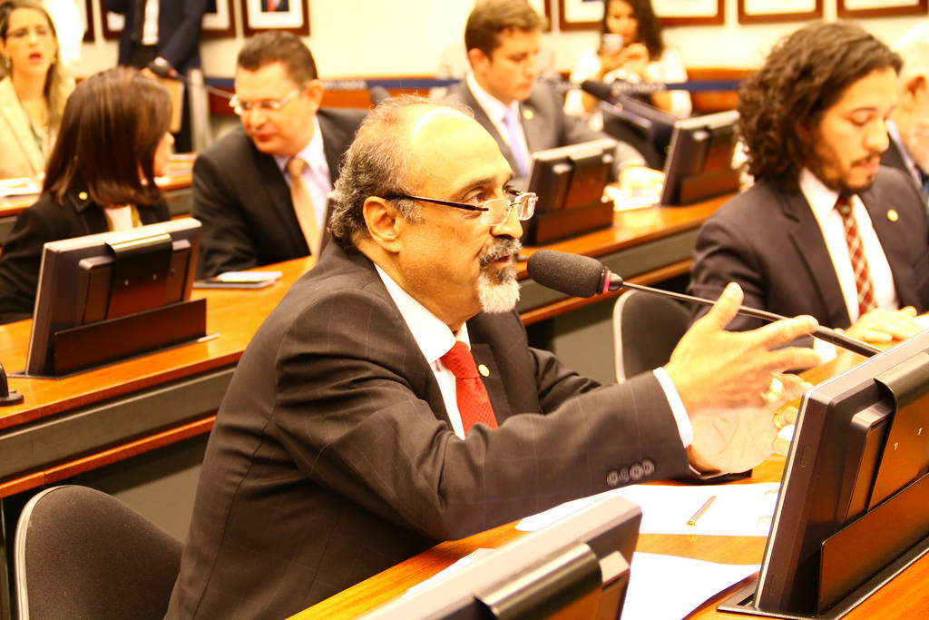 O deputado Ezequiel Teixeira, no plenário do Congresso