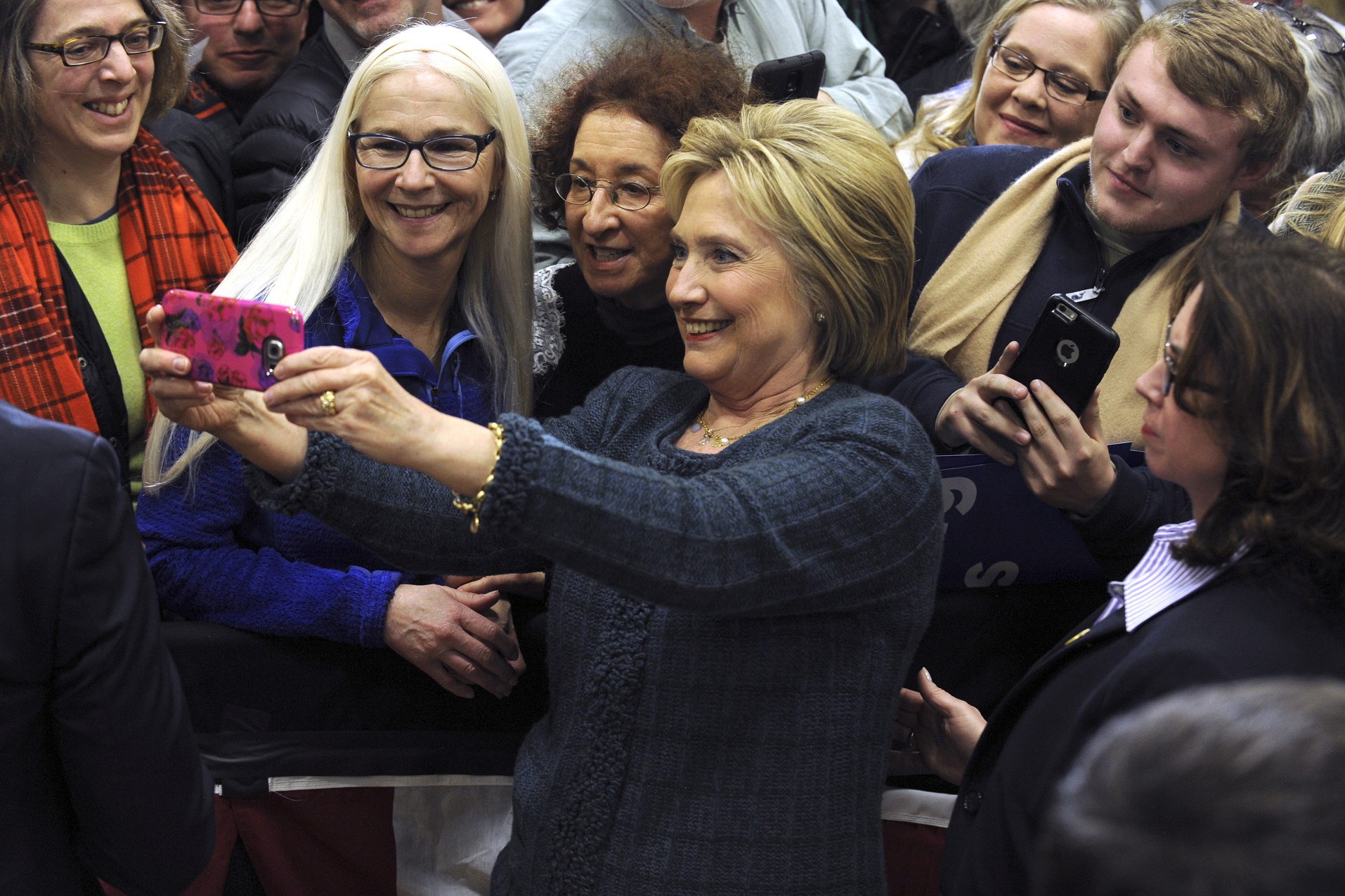 Hillary Clinton faz uma selfie com eleitoras durante campanha em New Hampshire