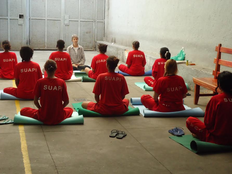 Aula de meditação em presídio de Minas Gerais