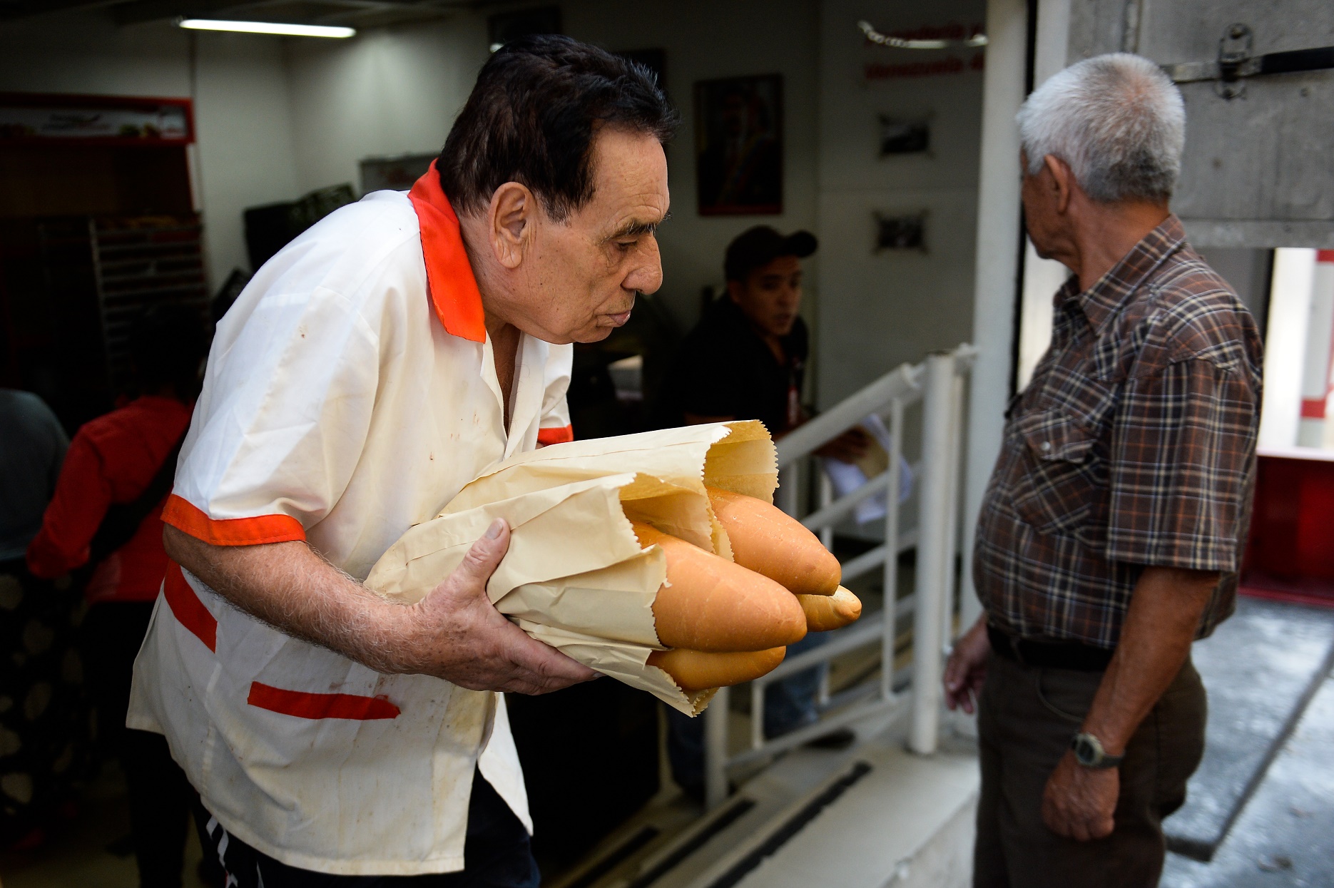 Venezuela: um homem consegue comprar baguetes numa das poucas padarias de Caracas que ainda vendia pão na semana passada