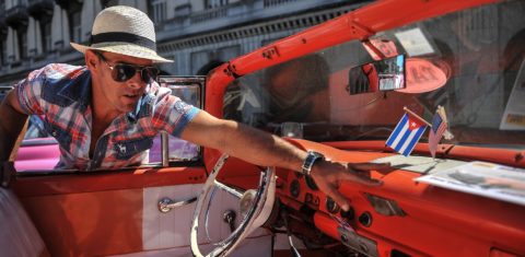 Nas ruas de Havana, um dos tradicionais carros da cidade circula com as bandeiras de Cuba e dos EUA