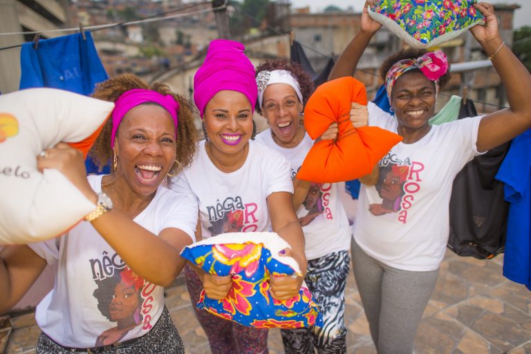Costureiras do projeto Nêga Rosa, que foram treinadas para garantir um controle de qualidade maior nas almofadas da Vila dos Atletas