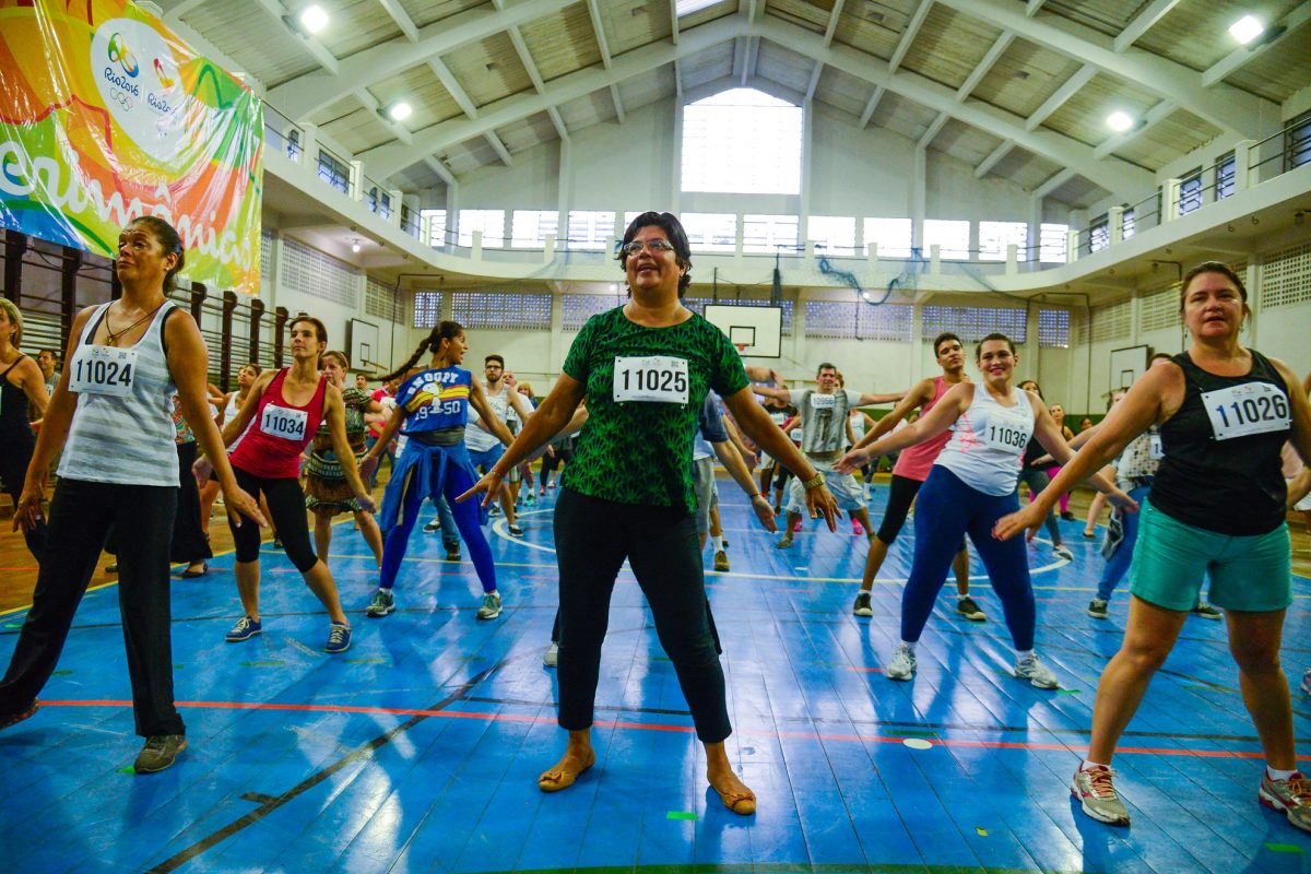 Voluntários ensaiam num galpão no Centro do Rio para a cerimônia de abertura dos Jogos Olímpicos