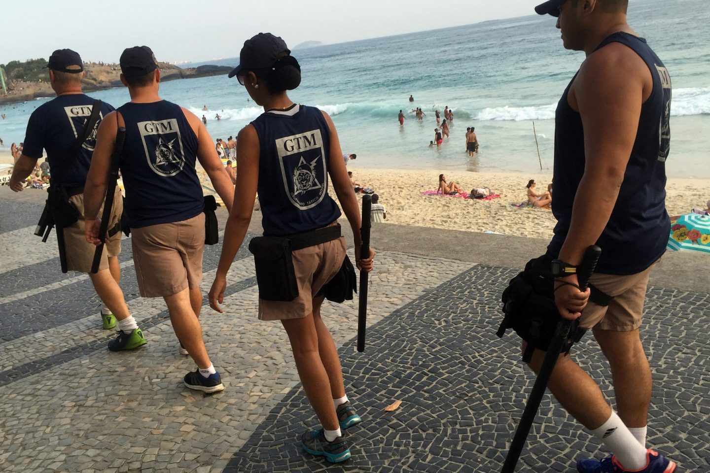 O Grupamento Tático Móvel, da Gurda Municipal do Rio, policiando, sem armamento, as praias da Zona Sul