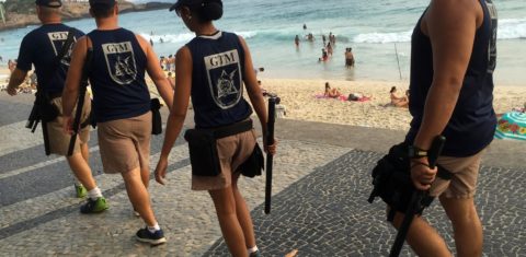 O Grupamento Tático Móvel, da Gurda Municipal do Rio, policiando, sem armamento, as praias da Zona Sul