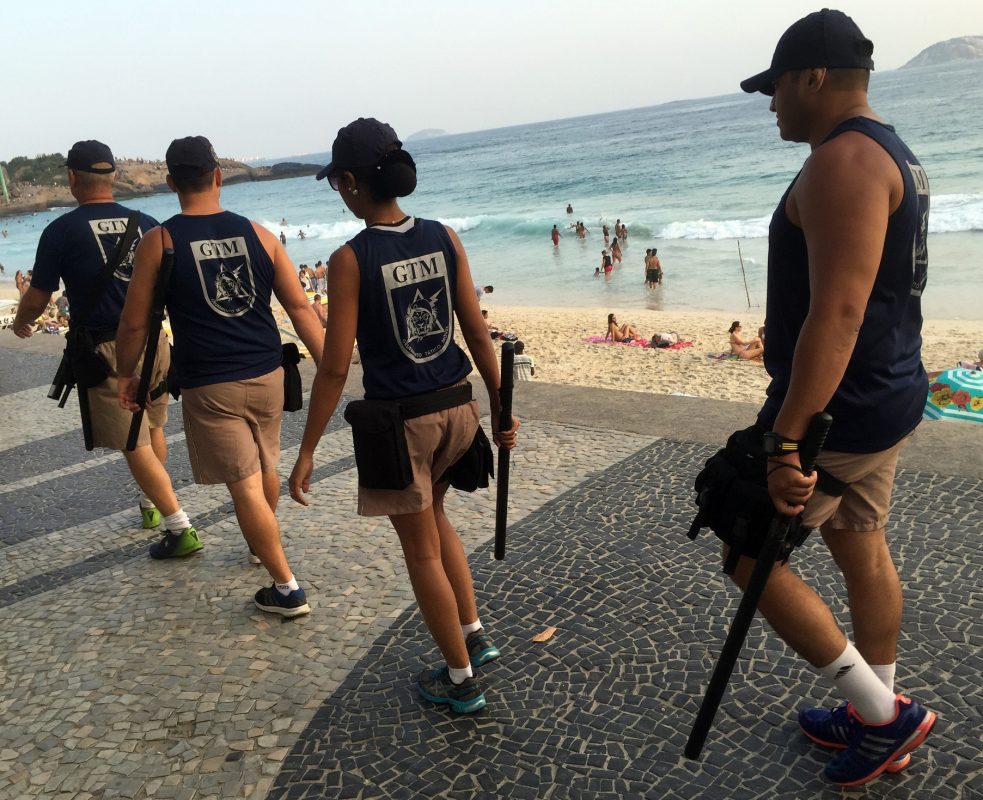 O Grupamento Tático Móvel, da Gurda Municipal do Rio, policiando, sem armamento, as praias da Zona Sul