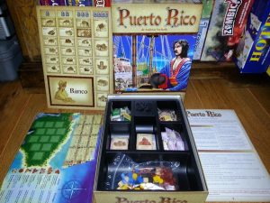 No jogo "Puerto Rico", cada participante deve desenvolver a economia de sua ilha, assumindo diversos papéis na administração