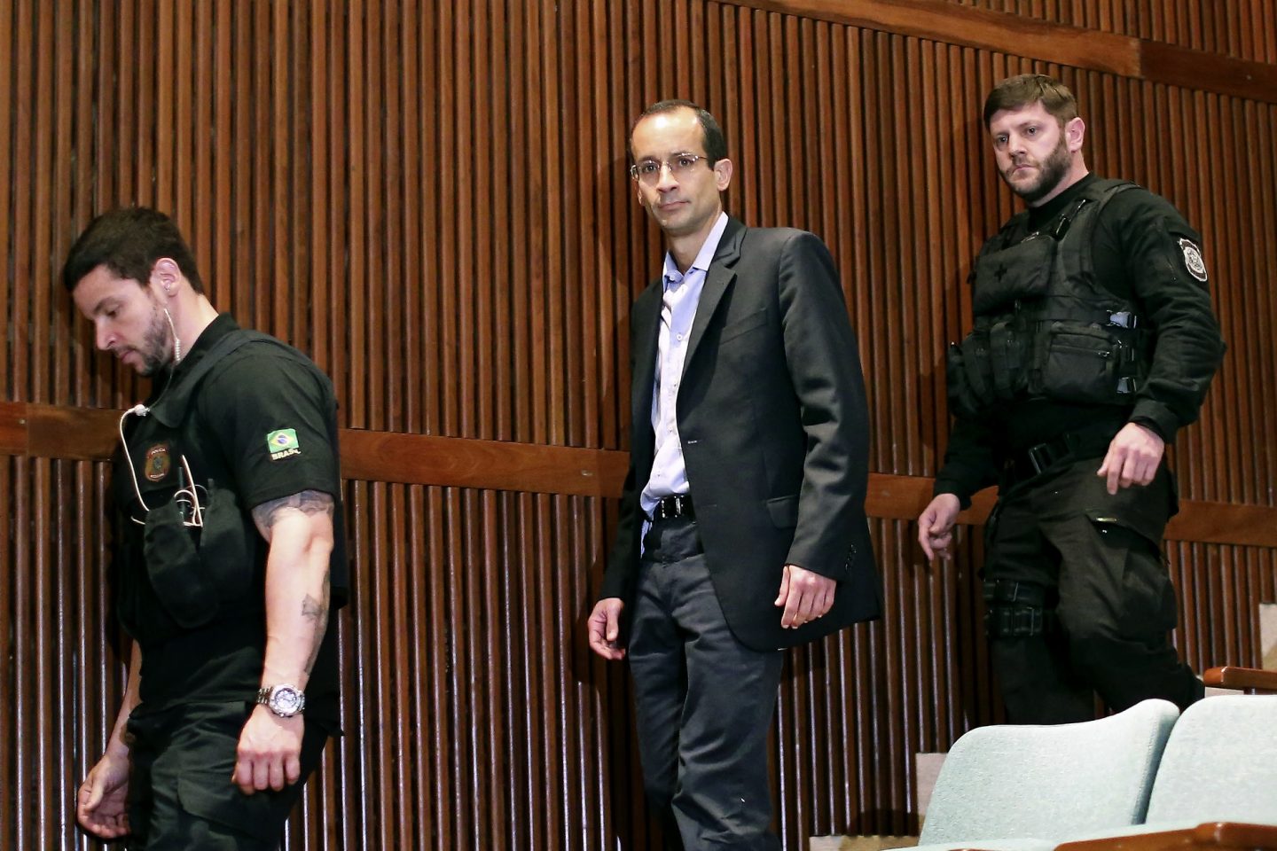 O presidente do grupo Odebrecht, Marcelo Odebrecht , chega para depor na CPI da Petrobras acompanhado de policiais federais