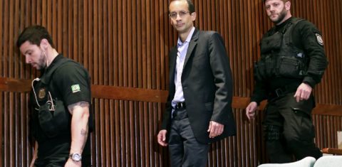 O presidente do grupo Odebrecht, Marcelo Odebrecht , chega para depor na CPI da Petrobras acompanhado de policiais federais
