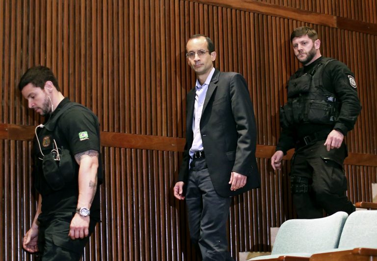 O presidente do grupo Odebrecht, Marcelo Odebrecht , chega para depor na CPI da Petrobras acompanhado de policiais federais