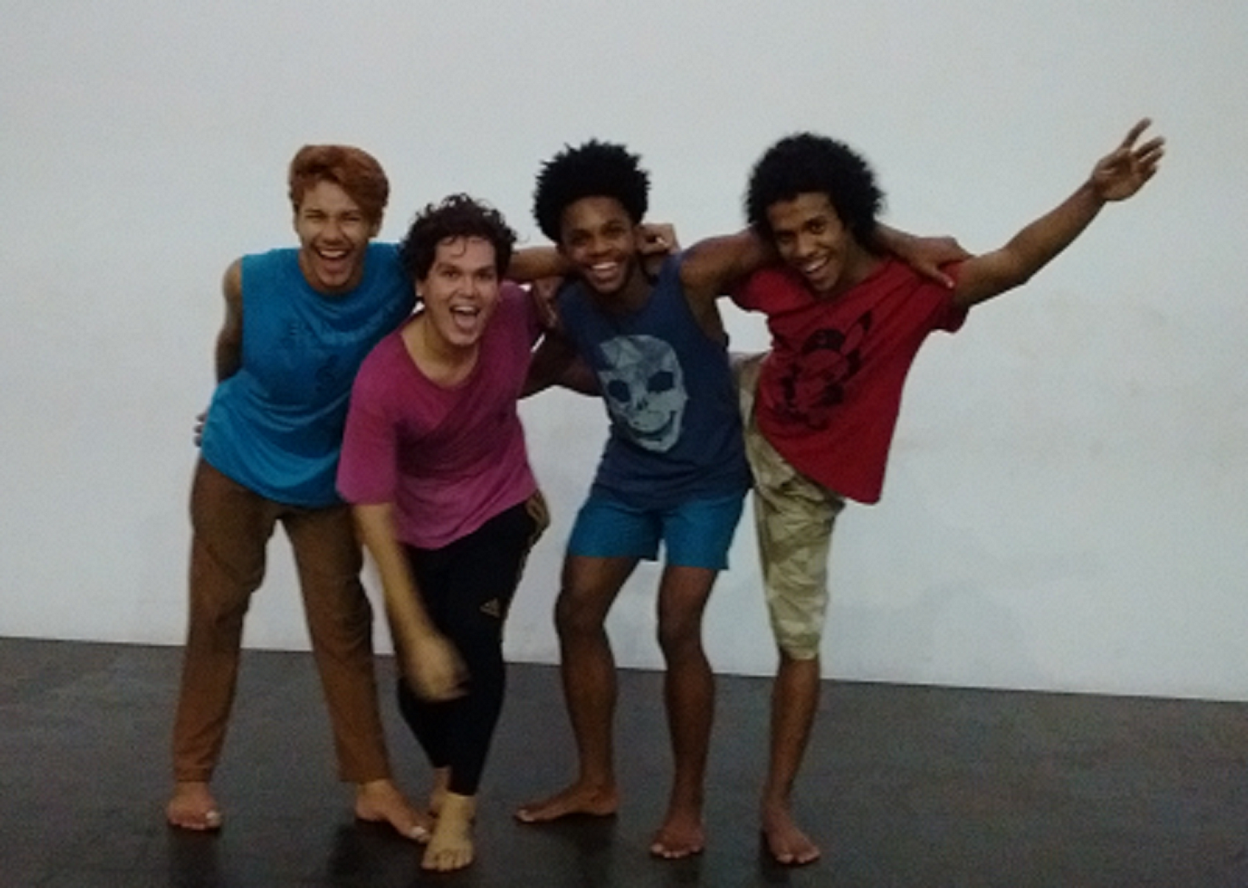 Os dançarinos Marllon, Gustavo, Luyd e Rafael, ansiosos e animados com a possibilidade de realizar um sonho na Europa