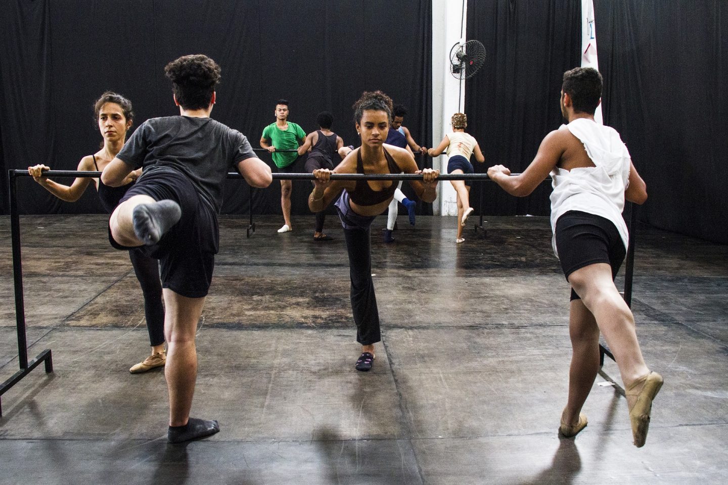 Dançarinos fazem exercícios durante a Semana de Portas Abertas no Centro de Artes da Maré