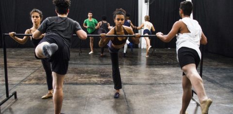 Dançarinos fazem exercícios durante a Semana de Portas Abertas no Centro de Artes da Maré