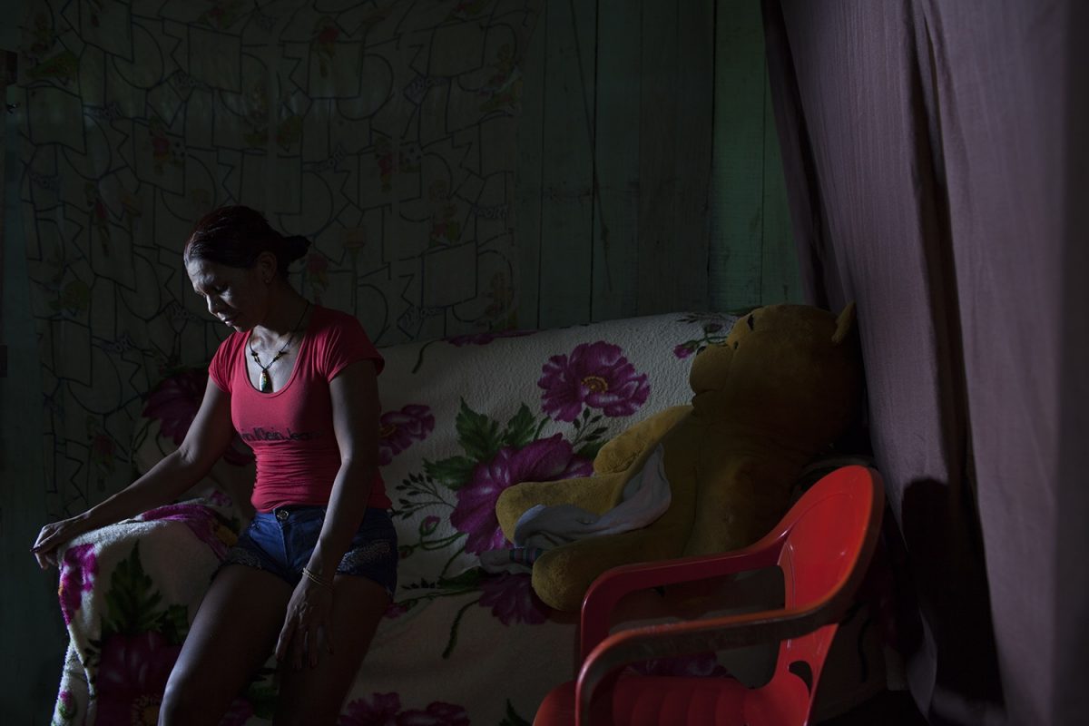 Antônia Nascimento Neves, 34 anos, vive com os 3 filhos e a nora, na localidade conhecida como Aparecida, no bairro Brasília, em Altamira