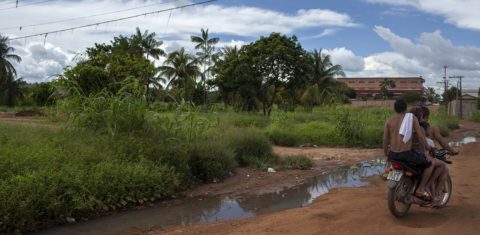 Rua do bairro Brasília, em Altamira, onde o esgoto corre a céu aberto. O índice de coleta de esgoto era de 0% antes do início da construção da usina e continua sendo o mesmo hoje