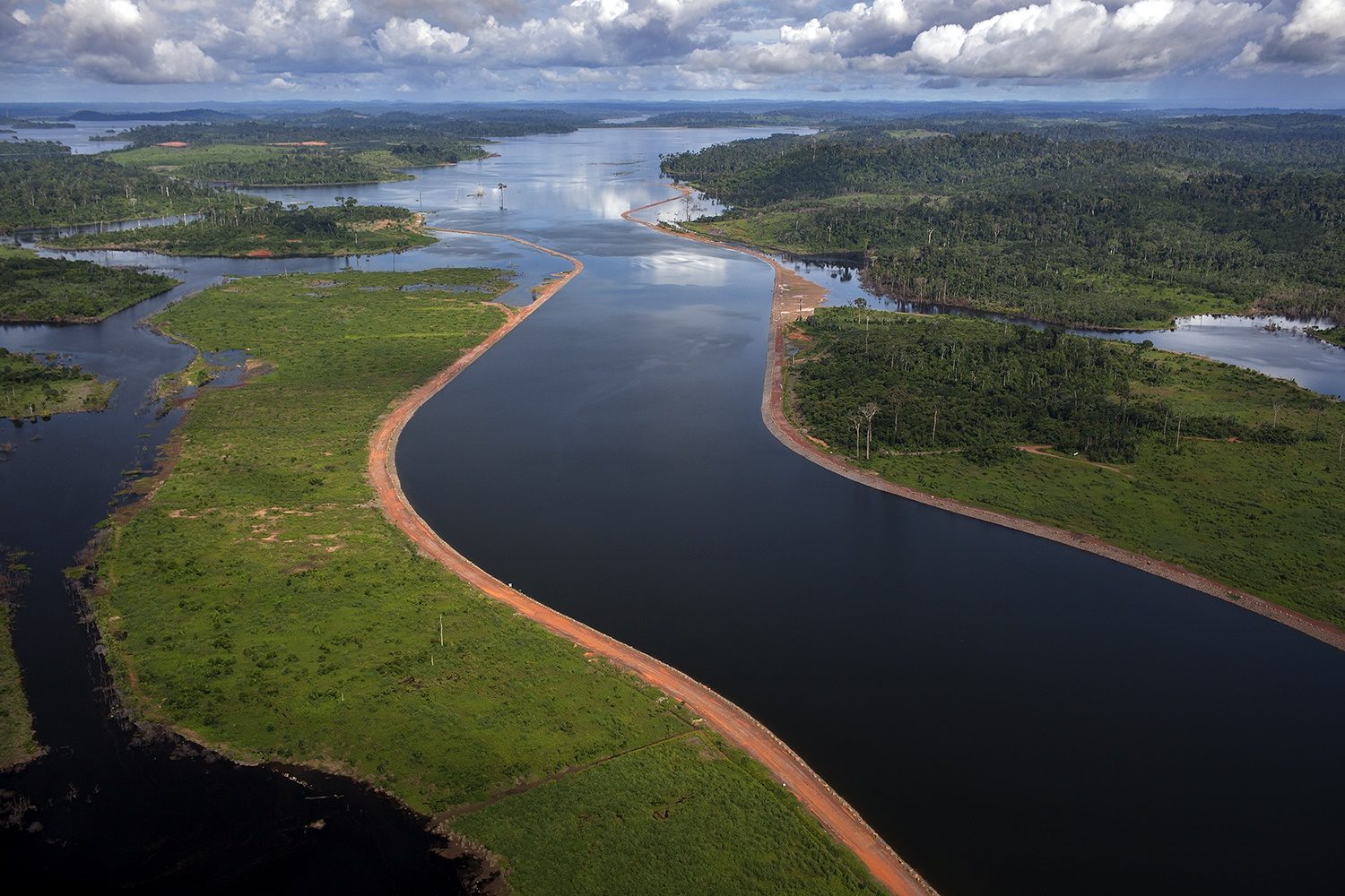 Vista aérea dos canais que levam à barragem da Usina Hidrelétrica de Belo Monte: "O Xingu não era aqui!”