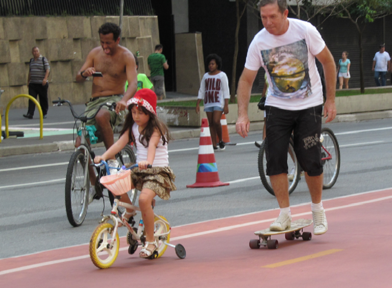 Pai e filha passeiam pela tradicional, e agora liberada, pelo menos aos domingos, Avenida Paulista