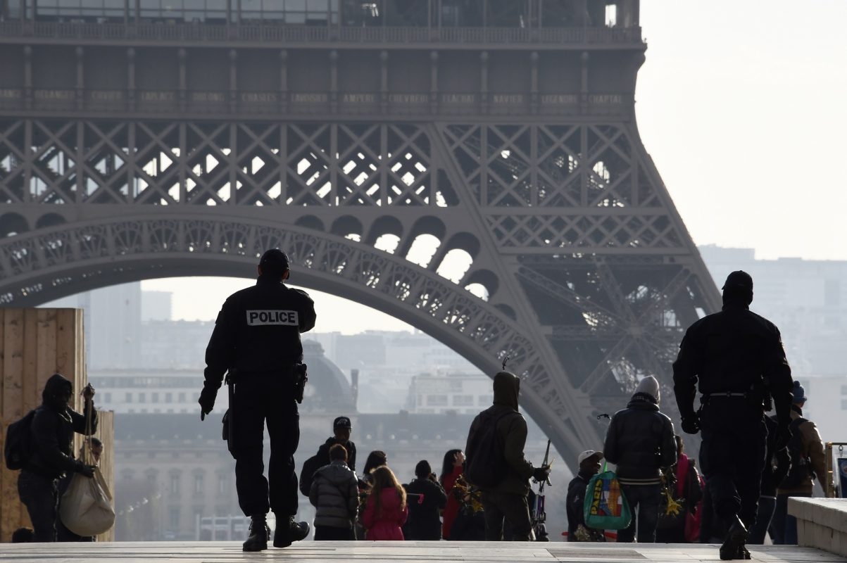 Concursos abertos para integrar a polícia francesa bateram recorde de inscrições: 47% a mais do que ano anterior. Ou seja, 24.700 candidatos para 3.700 novos postos