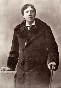 Oscar Wilde fotografado em 1895/Domínio público/Reprodução do site do Victoria & Albert Museum