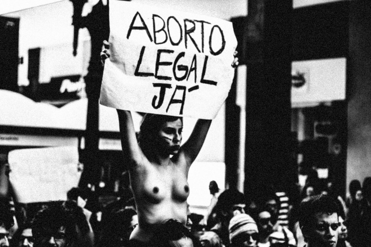 Manifestações nas ruas pedem a legalização do aborto no Brasil. Marcha das Vadias, Curitiba